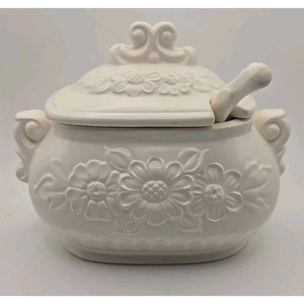 Porcelain Soup Tauren/Gravy Boat, Lid And Spoon